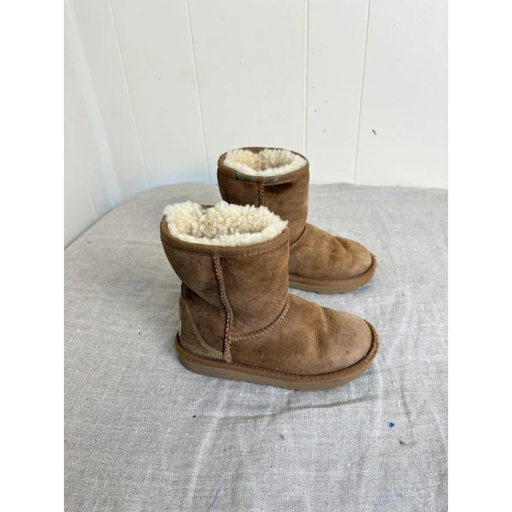 UGG Classic Short Boots Kids Size 11 Chestnut Suede Sheepskin 1017703T